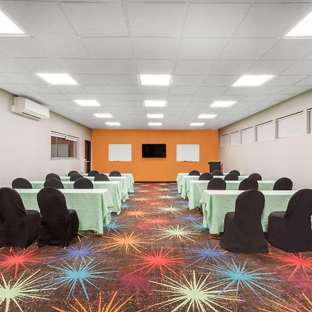 Days Inn By Wyndham Woodbury Long Island Zewnętrze zdjęcie