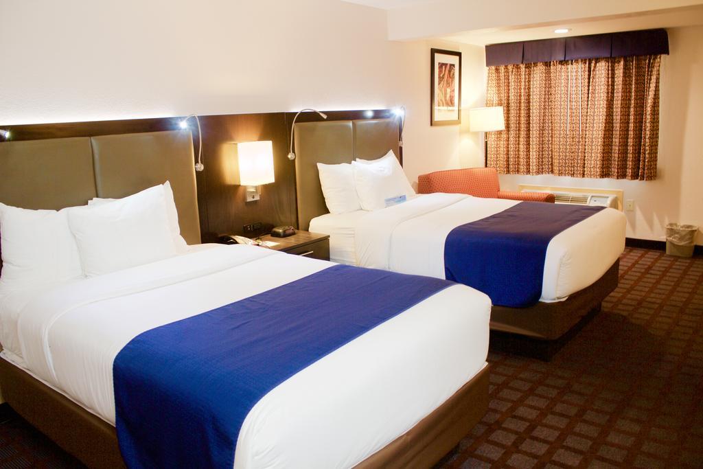 Days Inn By Wyndham Woodbury Long Island Zewnętrze zdjęcie