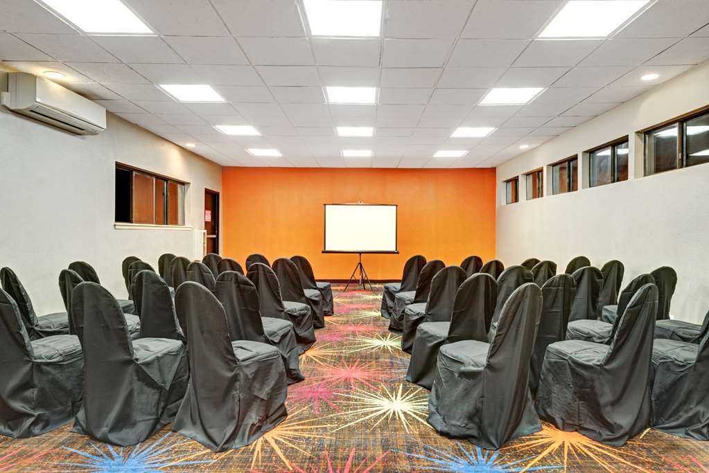 Days Inn By Wyndham Woodbury Long Island Udogodnienia zdjęcie